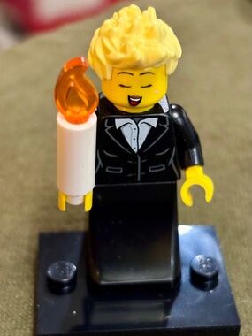 LEGO City Carol Singer minifigure (cty1684) LIKE NEW!